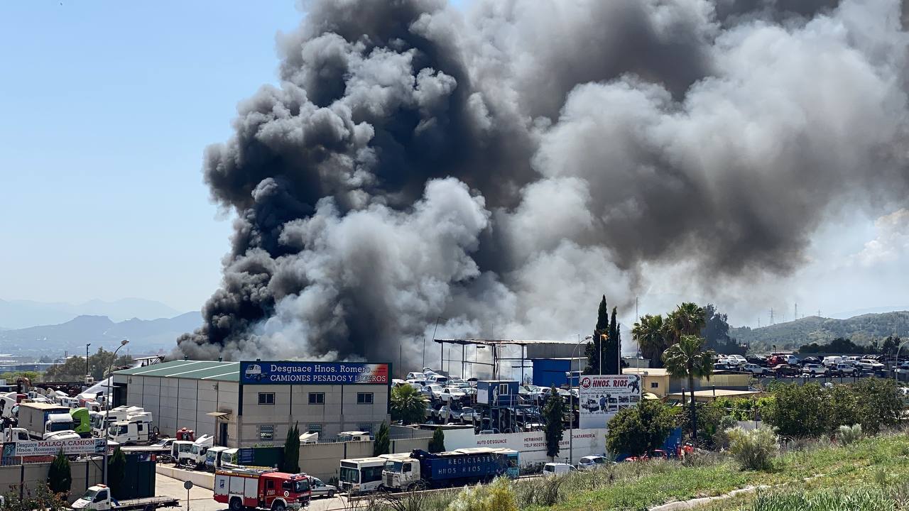 Extinguido el incendio en el desguace de Los Ruices en Málaga
