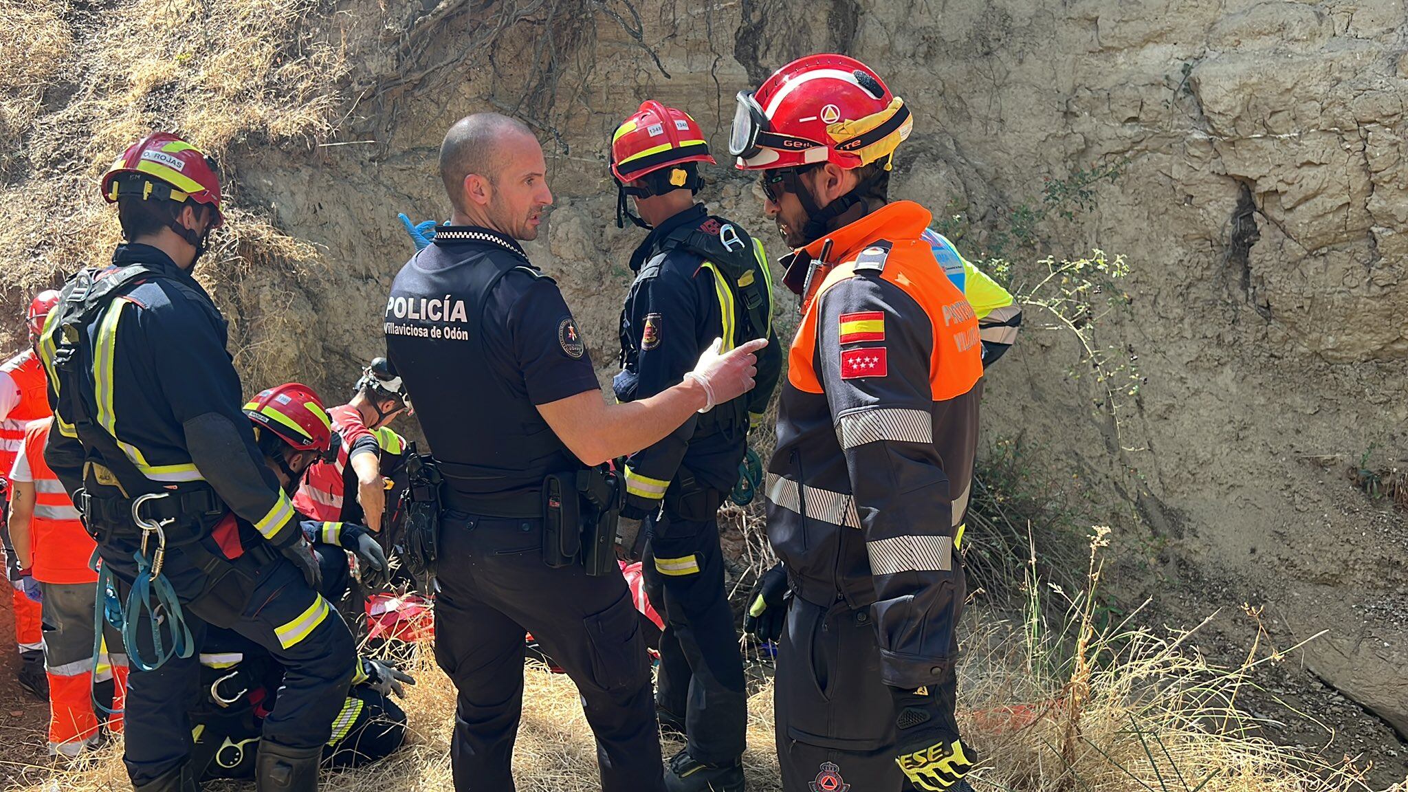 Los servicios de emergencia tras el accidente de la ciclista que cayó por un terraplén en Villaviciosa de Odón