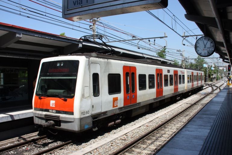 Un tren dels Ferrocarrils de la Generalitat en una estació