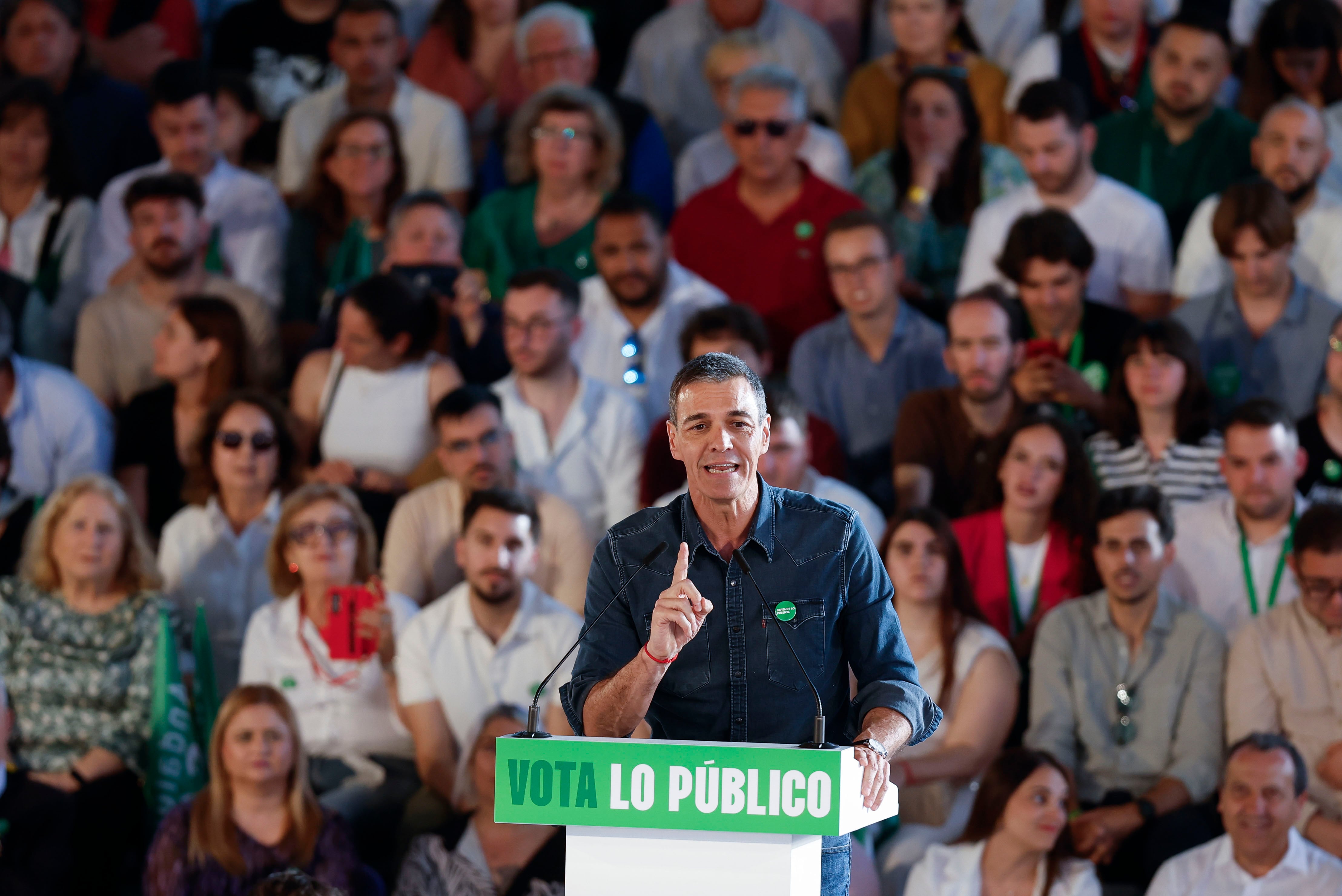El presidente del Gobierno, Pedro Sánchez, interviene durante un acto de campaña del PSOE, celebrado este viernes en la Ciudad Deportiva de Cártama.