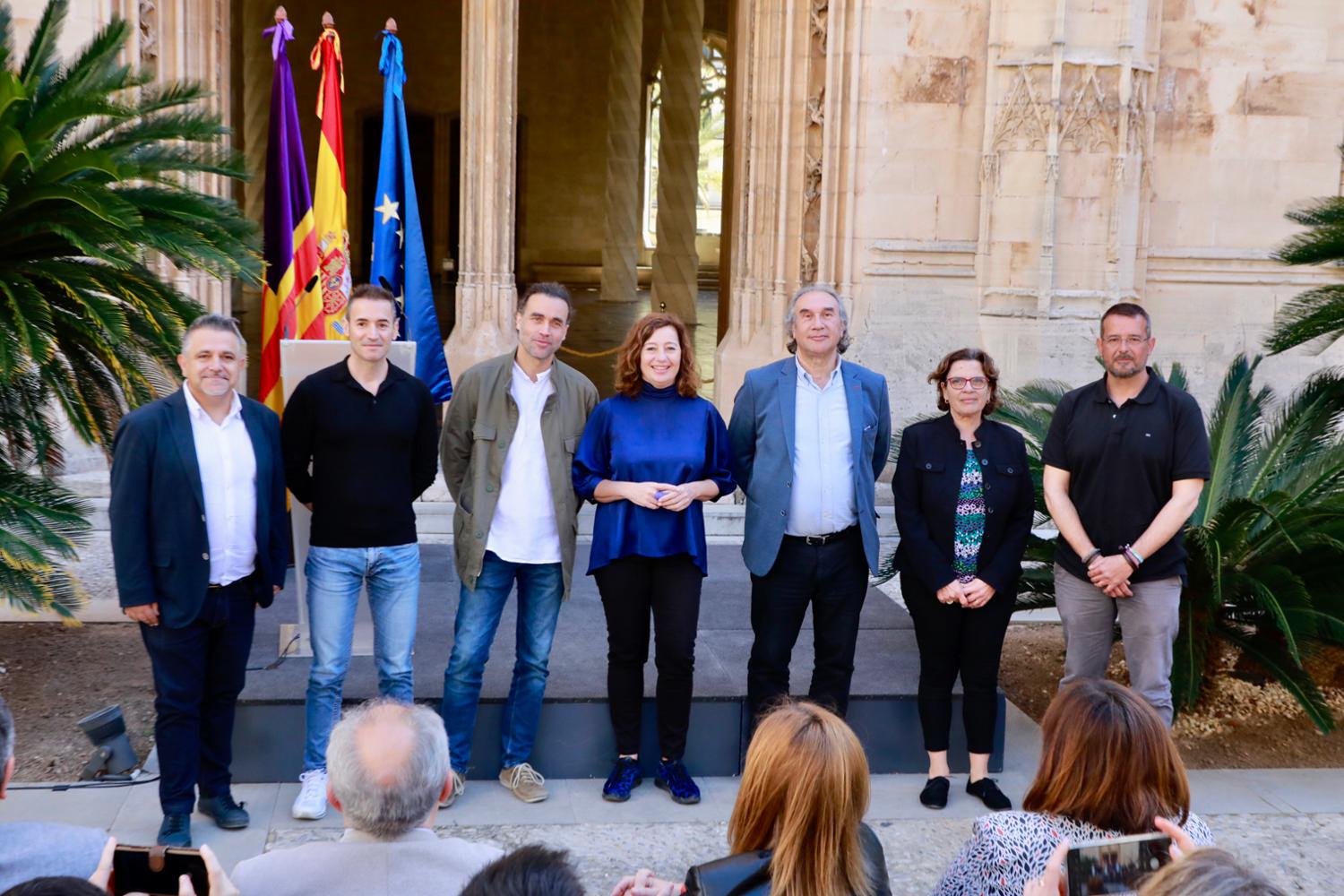 Francina Armengol i Martí March amb els representants dels sindicats signants de l'Acord. CAIB