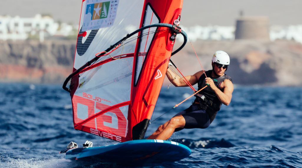 Nacho Baltasar compitiendo en los Lanzarote iQFOiL Games.