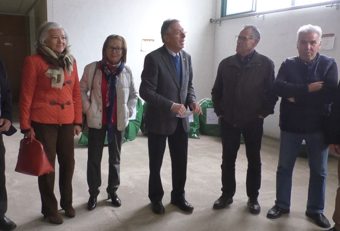 La presidenta del Rotary Club, Rosa Agulló con la responsable de Cáritas Elche