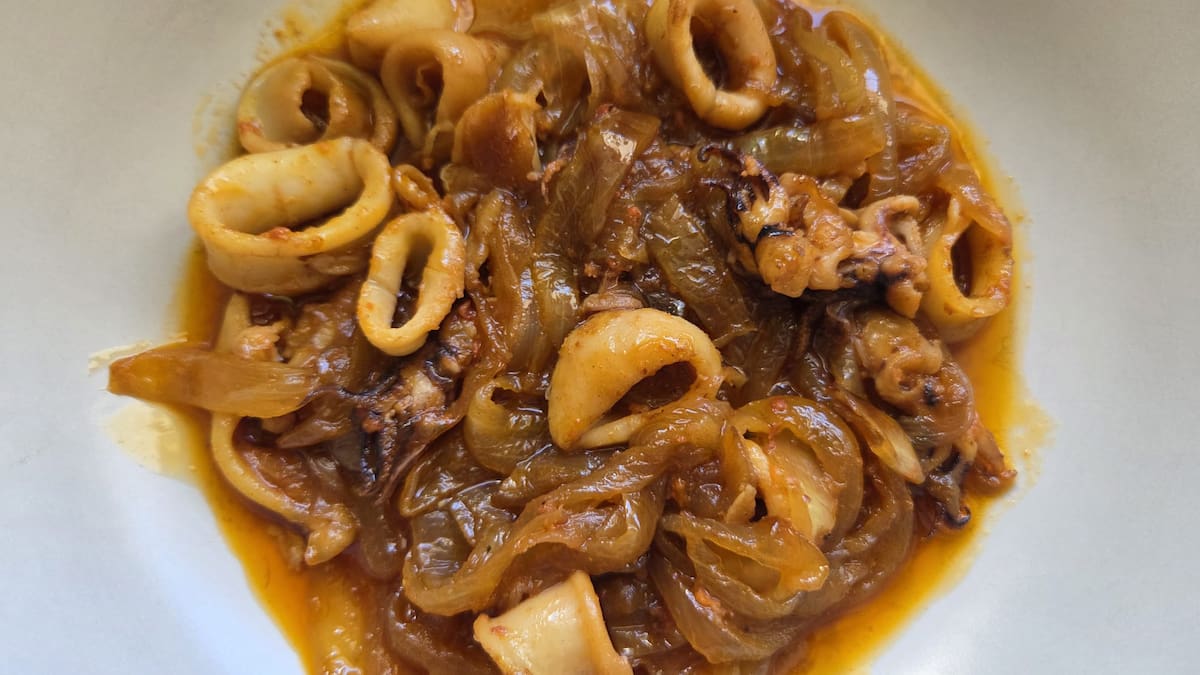 El Rebost: Calamars amb ceba i sobrassada