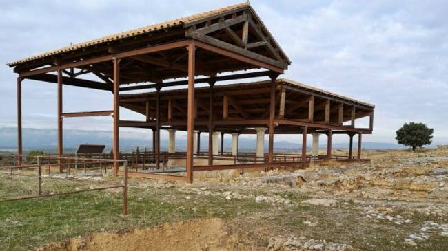 Parte de las ruinas están cubiertas.
