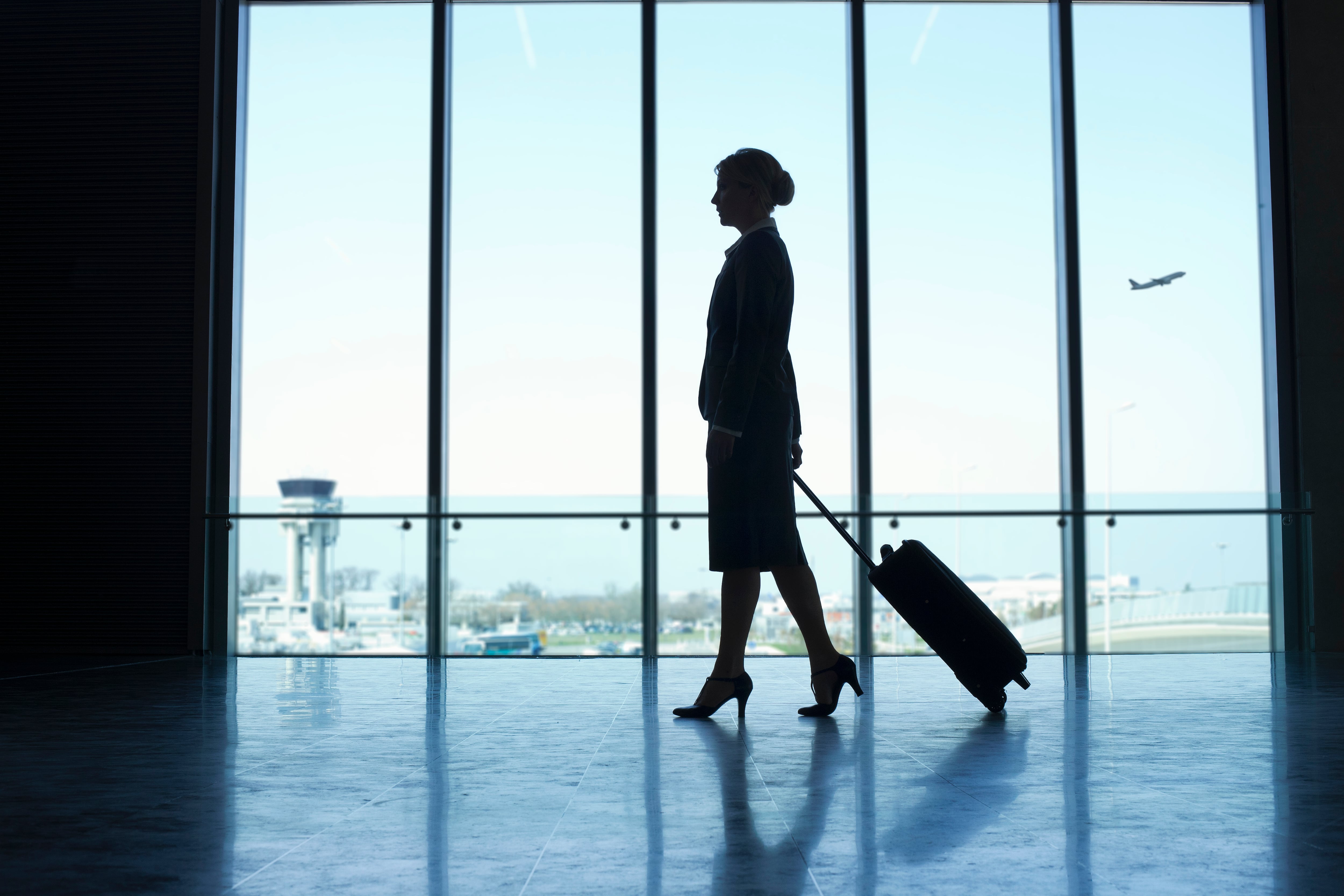 Mujer en un aeropuerto