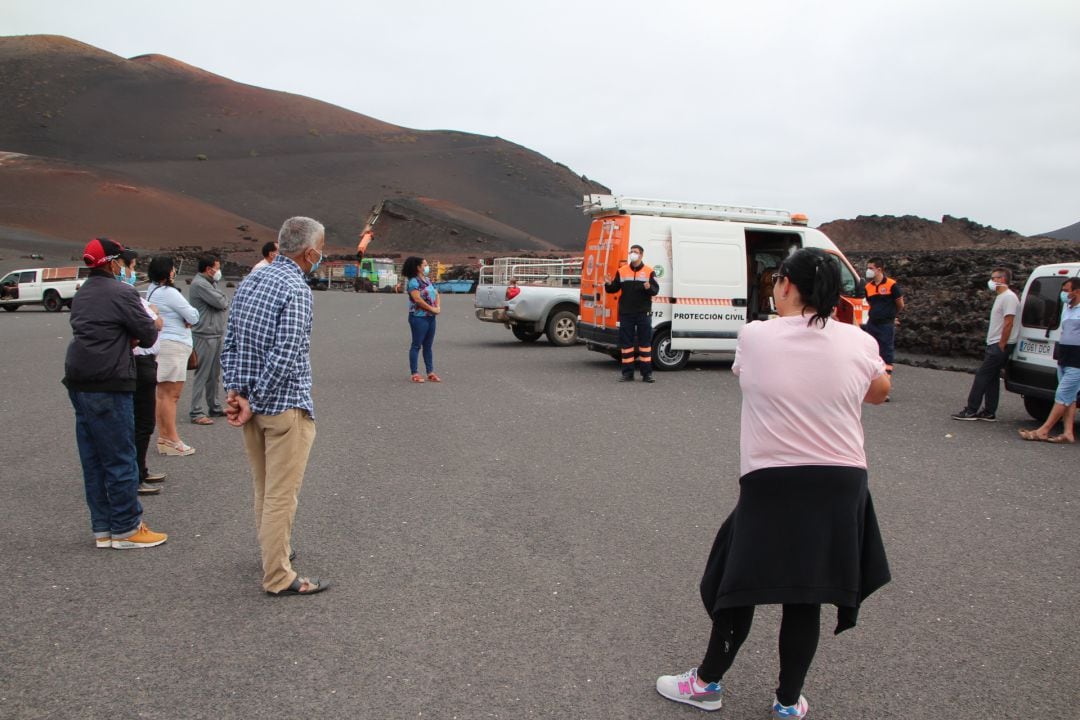 Efectivos de Protección Civil informando al sector camellar.