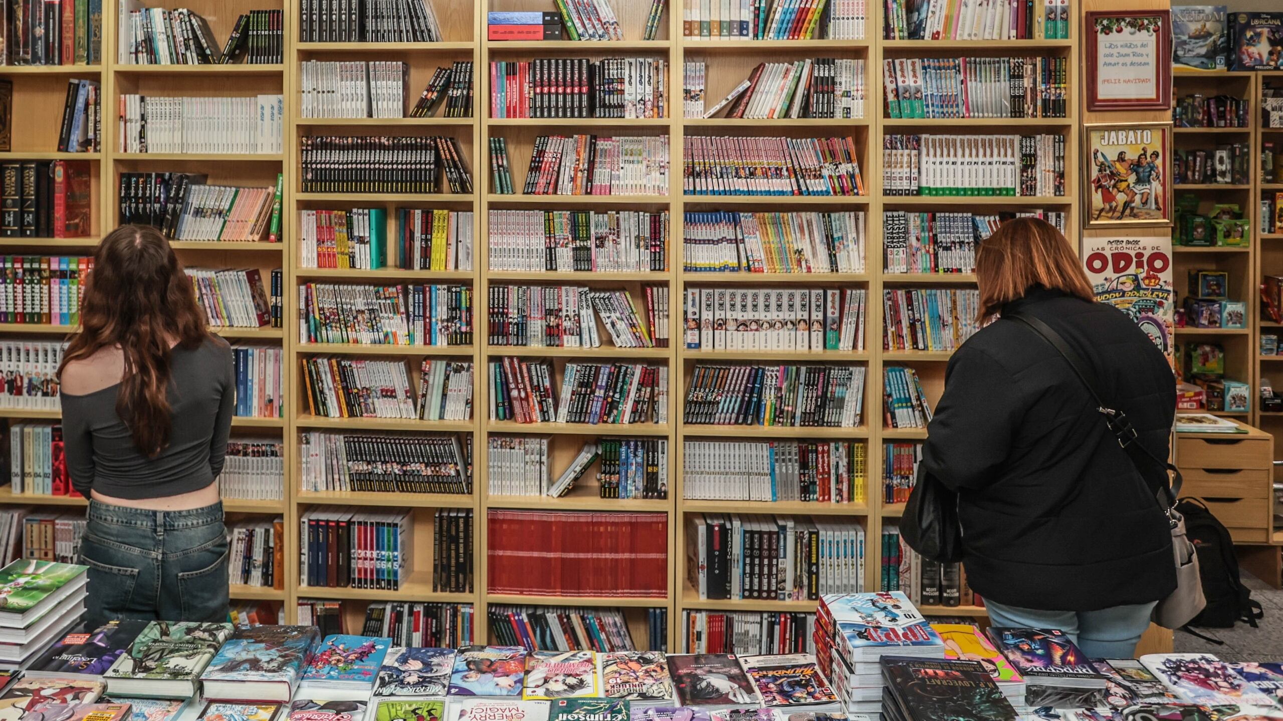 Los más lectores han aprovechado el Día de Sant Jordi para visitar las librerías de la localidad