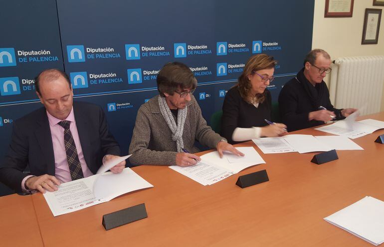 De izquierda a derecha, Juan Ignacio Carrasco (CPOE), Luis González (CCOO), Ángeles Armisén, presidenta de la Diputación y Julián Martínez (UGT), firman el acuerdo del Consejo del Diálogo Social.