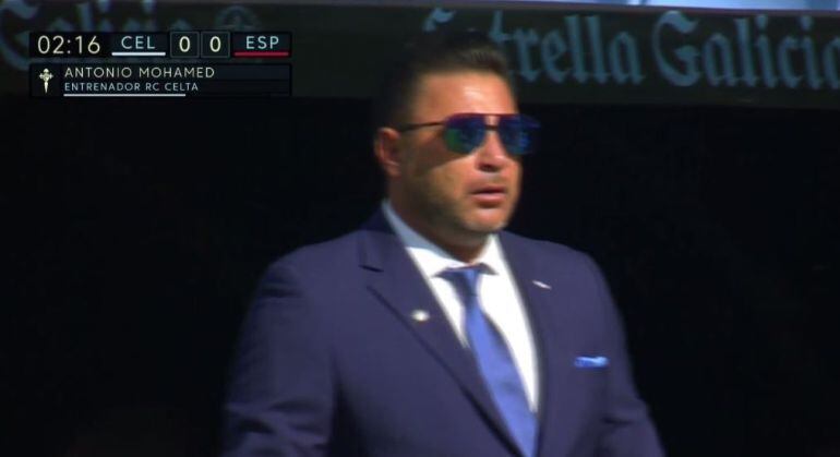 Antonio Mohamed en el banquillo de Balaídos 