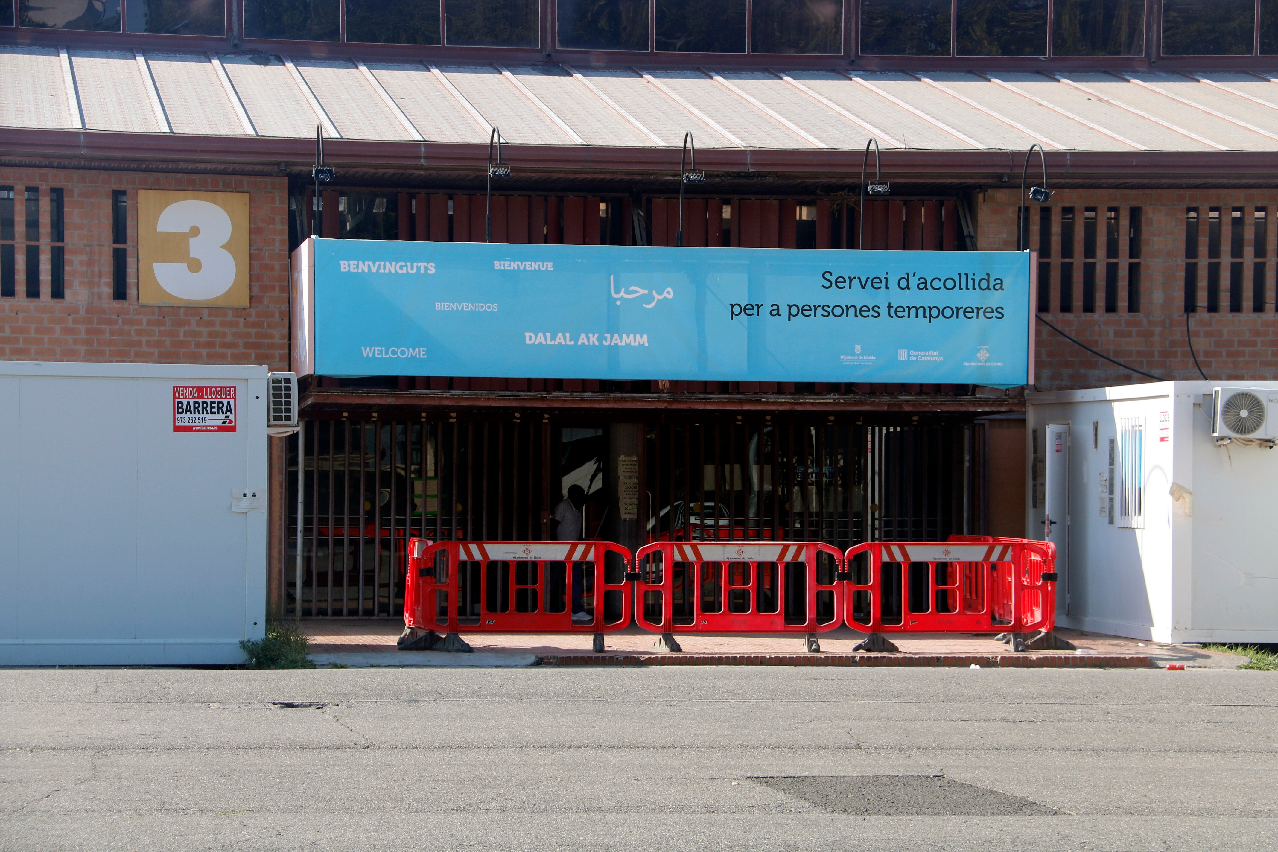Un dels pavellons de Fira de Lleida s'acondicioina ja fa anys per allotjar temporers. Foto: Arxiu ACN.