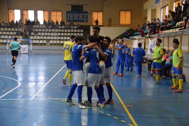 Los jugadores del Xerez celebran un gol
