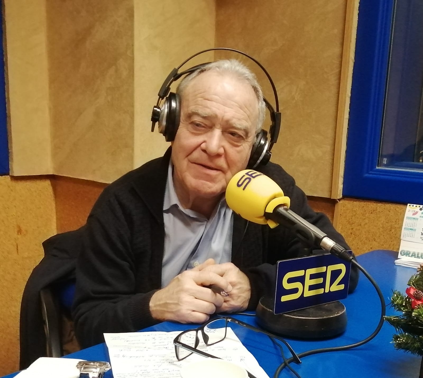 Miguel Gracia, en los estudios de Radio Huesca