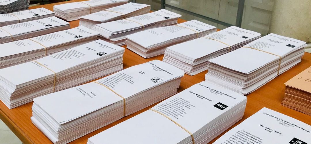 Papeletas en una mesa electoral