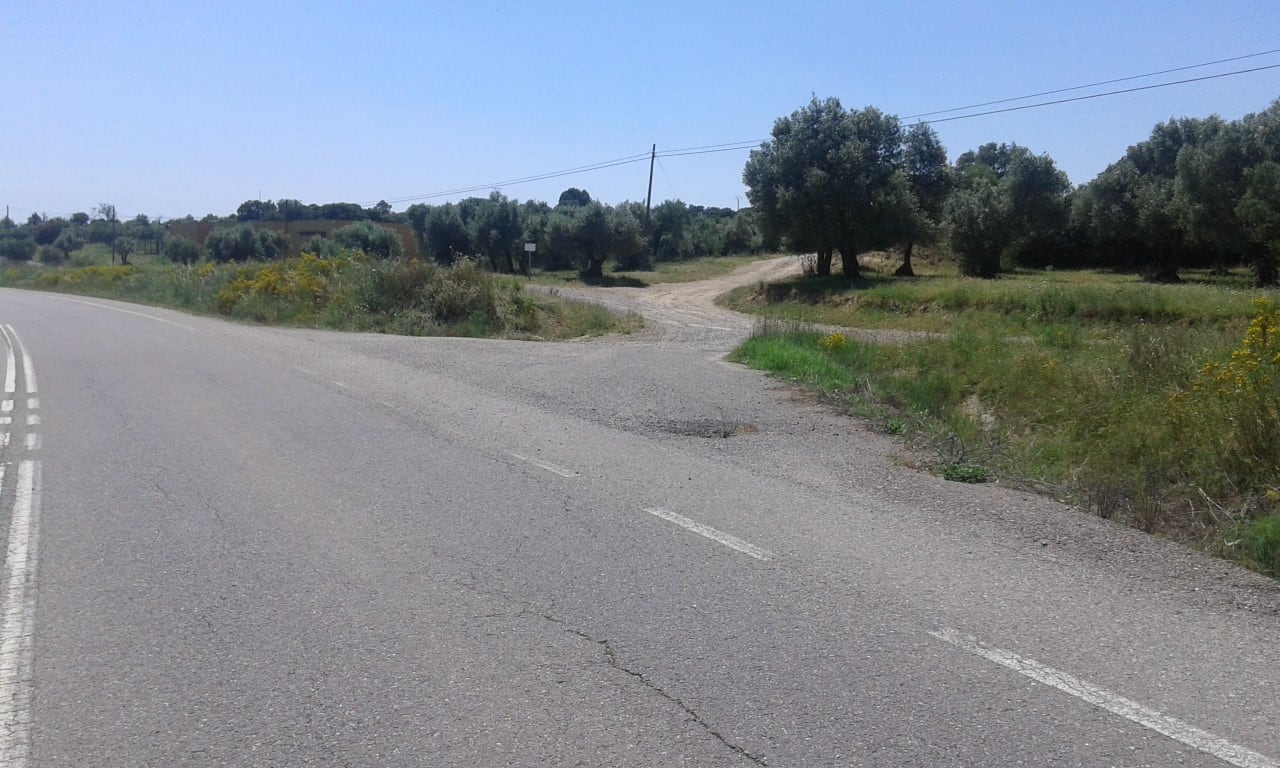 Carretera de acceso al nuevo cementerio municipal  