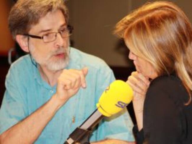 El doctor Carlos González junto a Gemma Nierga