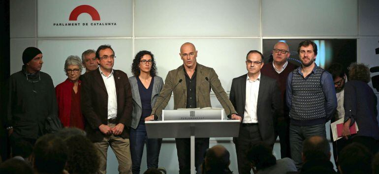 El cabeza de lista de Junts pel Si, Raúl Romeva, acompañado de varios de sus compañeros de formación