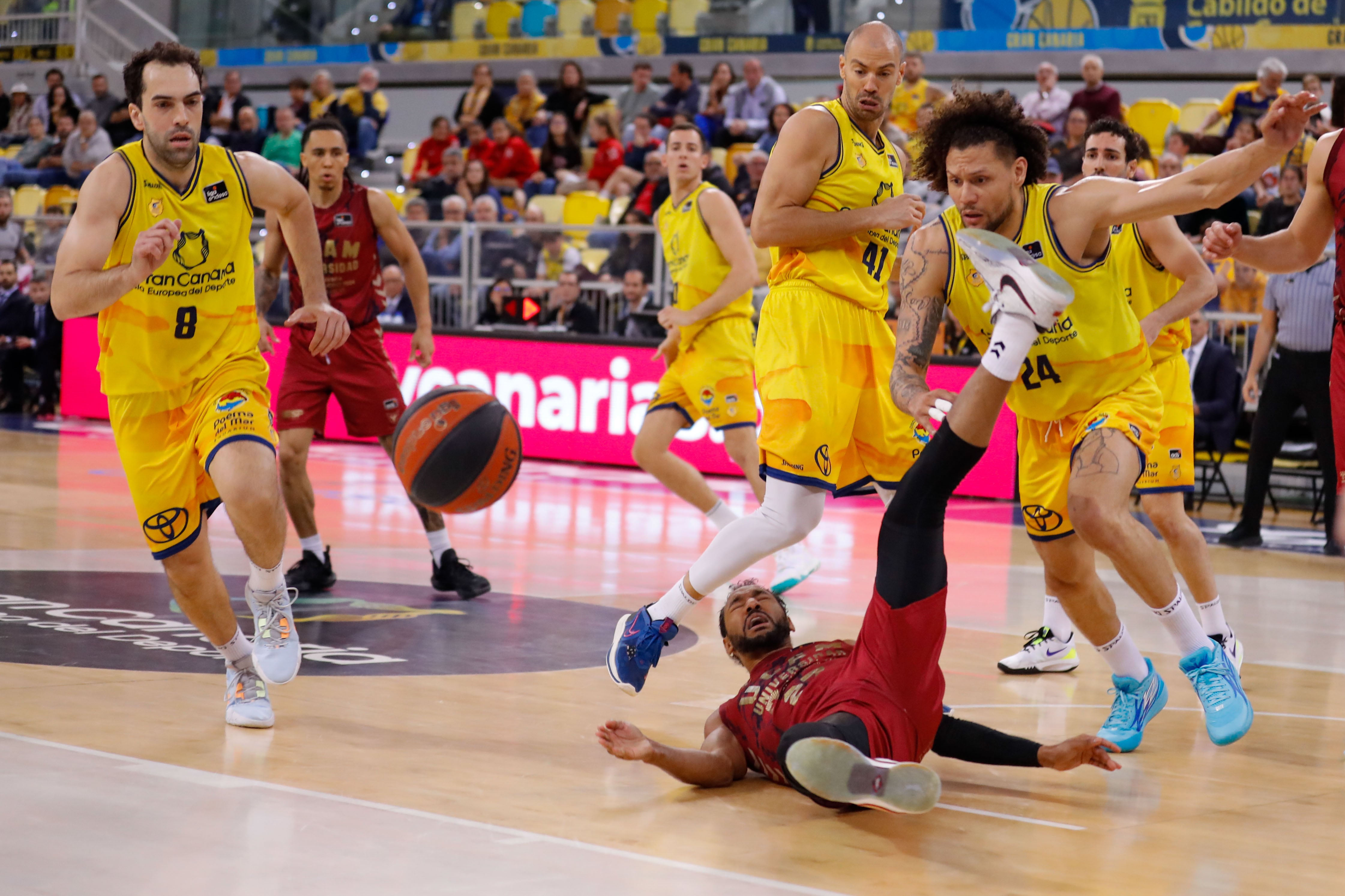 GRAFCAN7777. LAS PALMAS DE GRAN CANARIA, 18/03/2023.- Los jugadores del Gran Canaria Michel Carrera (d), Oliver Stevic (2d) y Vitor Benite (i), y el jugador del UCAm Murcia Rojas durante el partido de jornada 23 de la liga Endesa, que ambos equipos disputaron este sábado en el Gran Canaria Arena, en Las Palmas de Gran Canaria. EFE/ Elvira Urquijo A.
