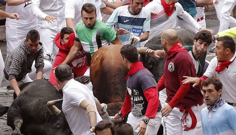 Los toros de Núñez del Cuvillo, ausentes en Pamplona desde 2011, han ofrecido esta mañana un encierro rápido y emocionante