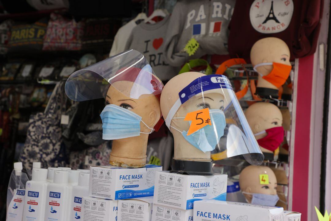 Venta de mascarillas en París