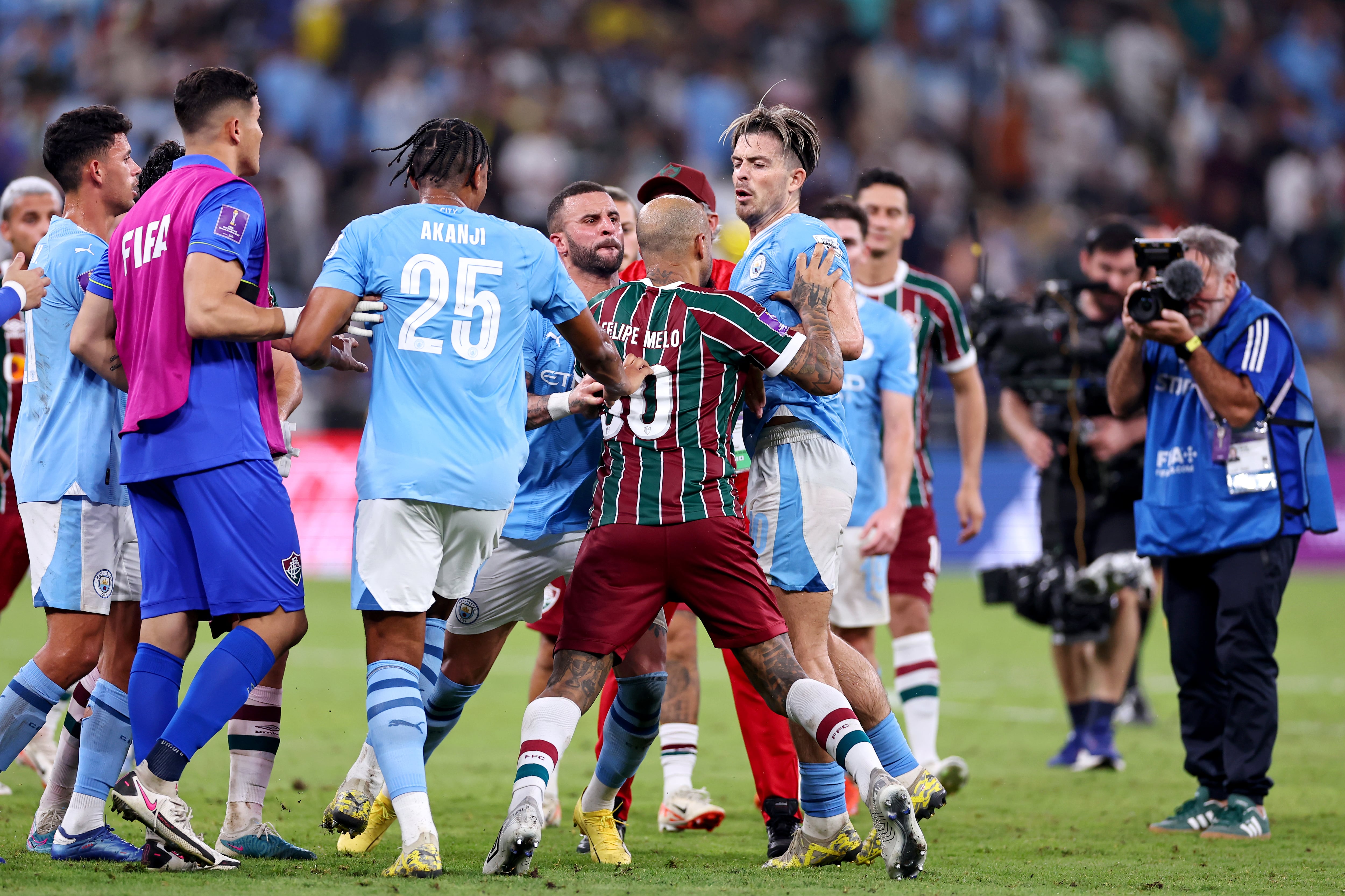 Grealish y Melo se encaran, en el City - Fluminense.