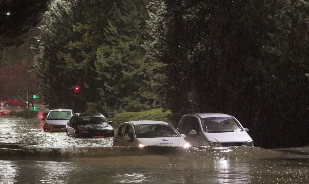 Una tormenta en Valladolid provoca inundaciones en la calle José Acosta. Numerosos coches quedan bloqueados por medio metro de agua