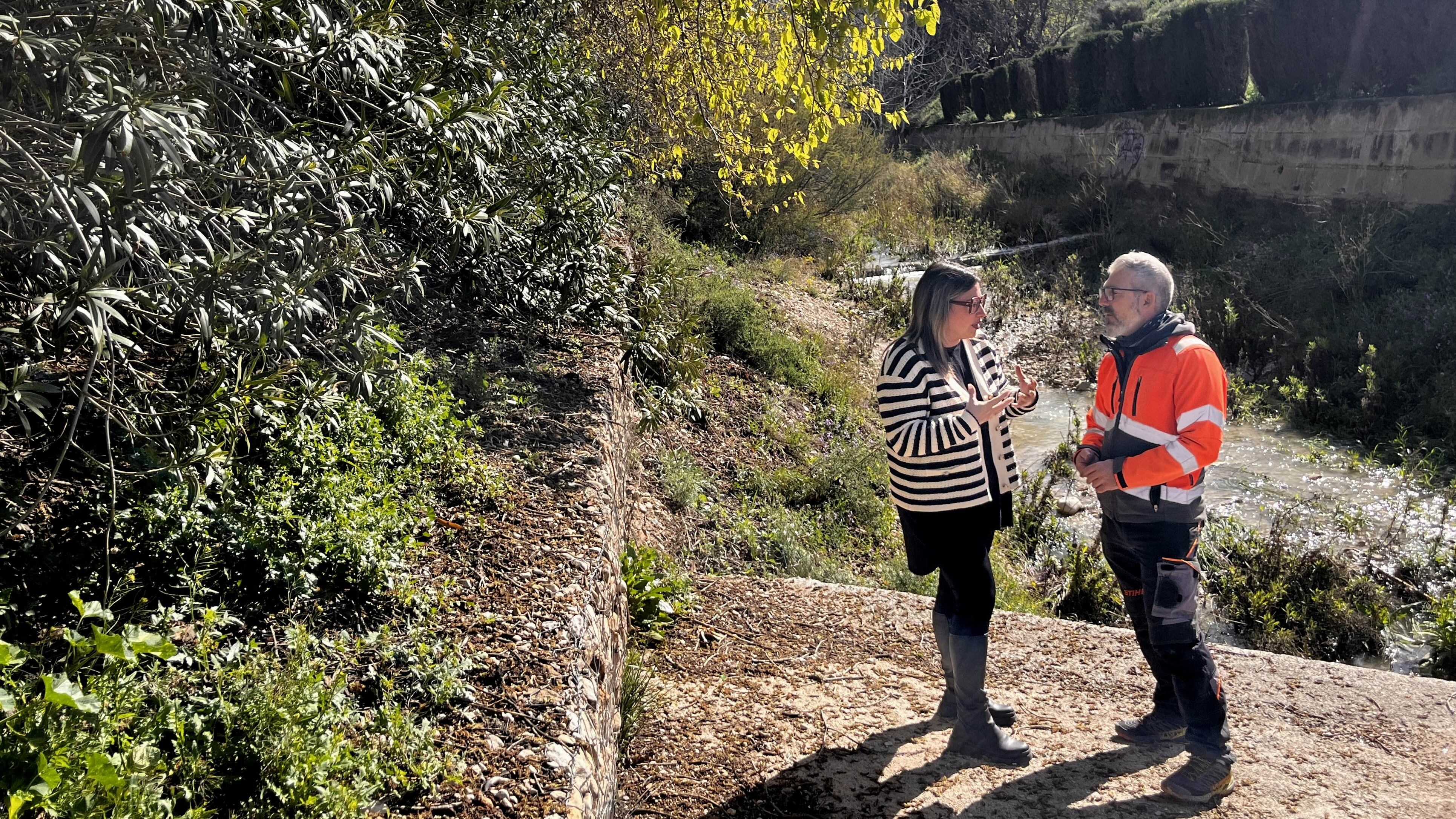 Remei Iborra, concejala de Medio Ambiente de Petrer; junto a Juan Estrada, responsable técnico de la actuación