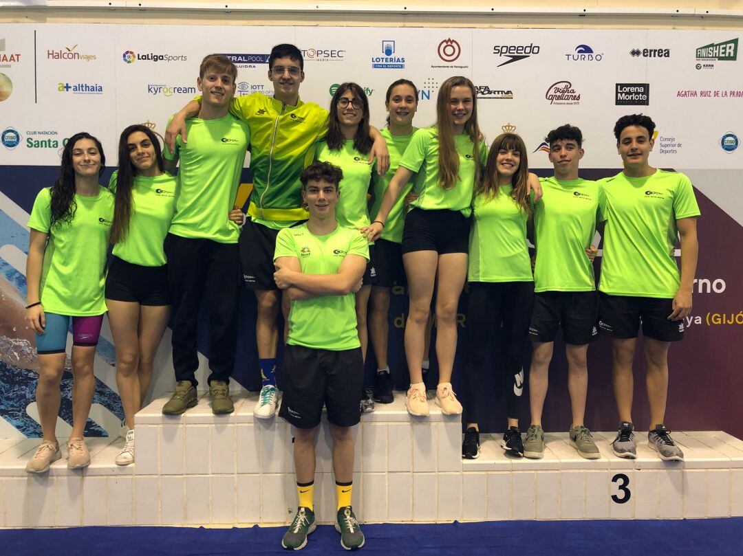 Los nadadores infantiles del Club de Tenis Elche