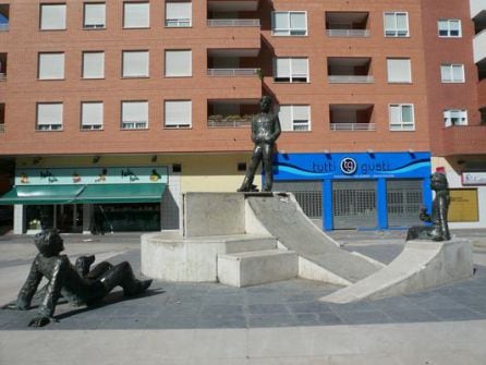 Un monumento recuerda a las víctimas donde se alzaba la casa cuartel