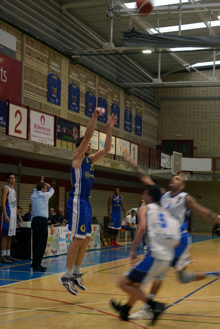 Un jugador del COB, tirando un triple en la cancha del Prat, en la segunda jornada de liga