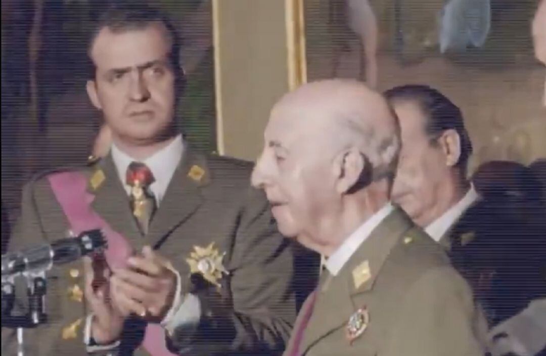 El vídeo muestra a Juan Carlos I junto a Francisco Franco.