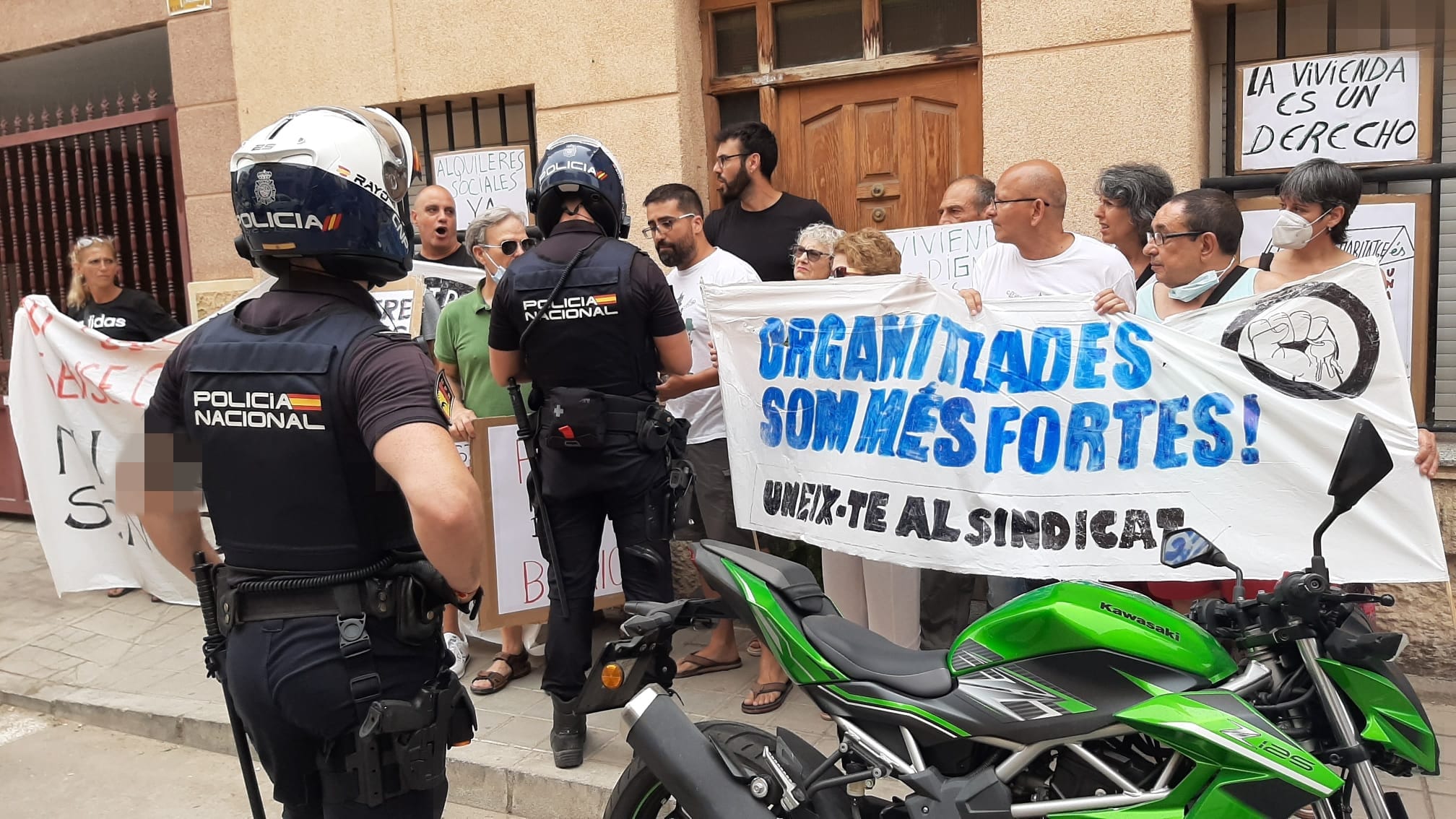 Acción del Sindicat de Barri Carolines durante un desahucio en mayo de 2022 en Alicante