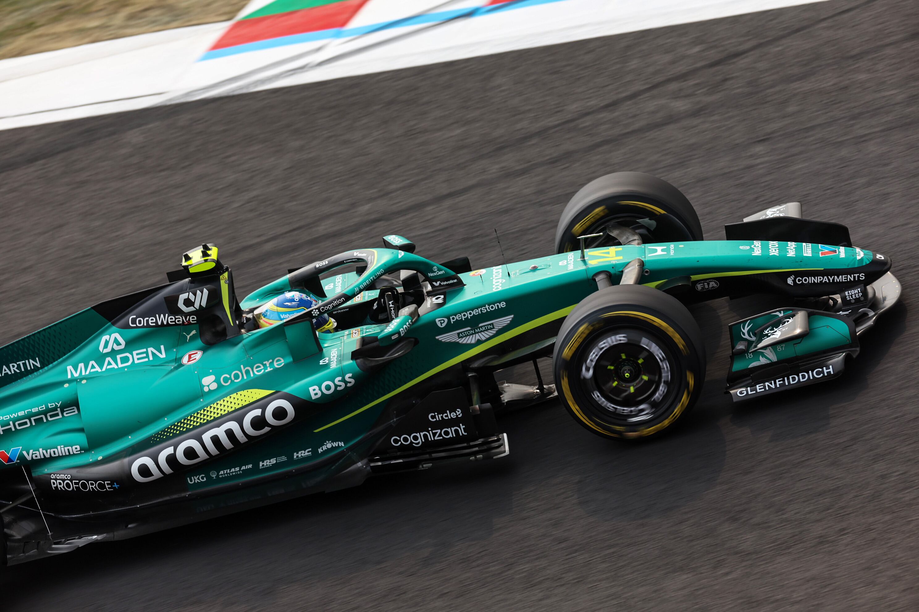 Fernando Alonso en su AMR26 durante el GP de Japón