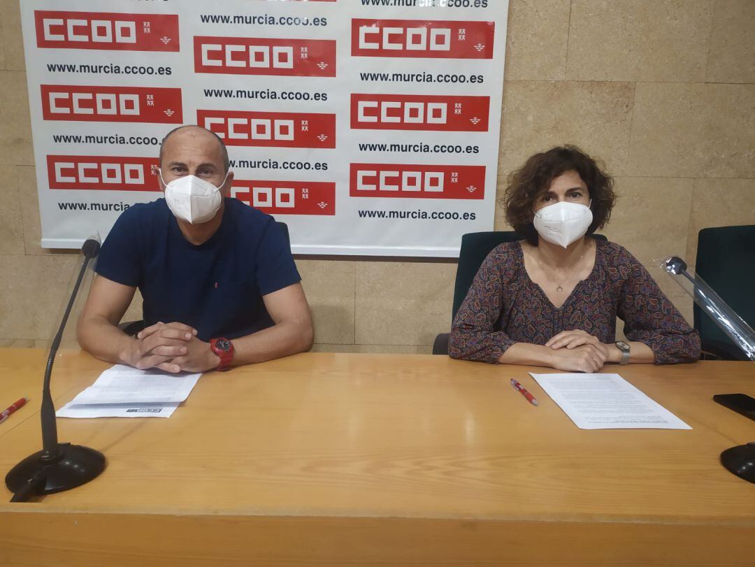 Antonio López y Mari Ángeles García,  responsables de personal de servicios educativos complementarios de la Federación de Enseñanza de CCOO