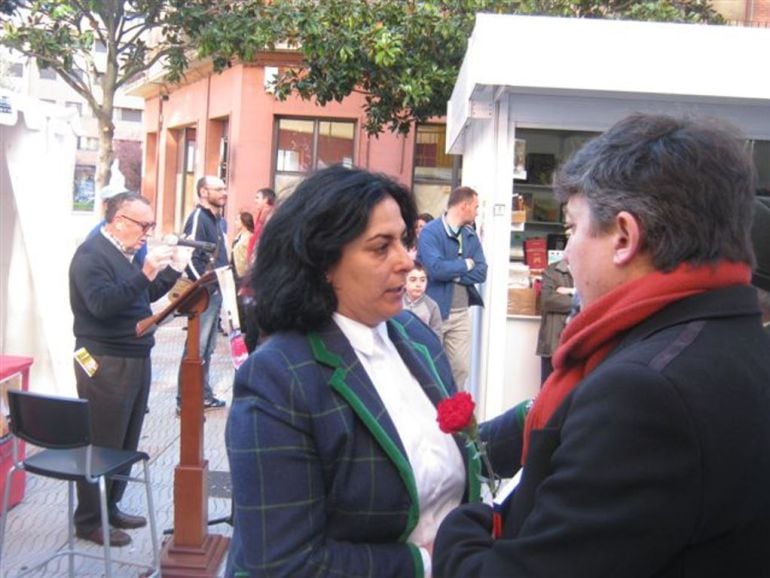 La representante de los libreros, Marta Quiñones, conversa con el concejal de USE Bierzo, Samuel Folgueral