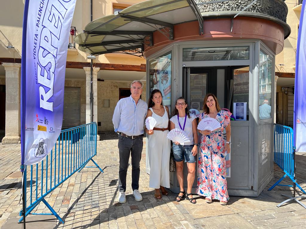 El subdelegado del Gobierno en Palenciavisita el Punto Violeta de la Plaza Mayor