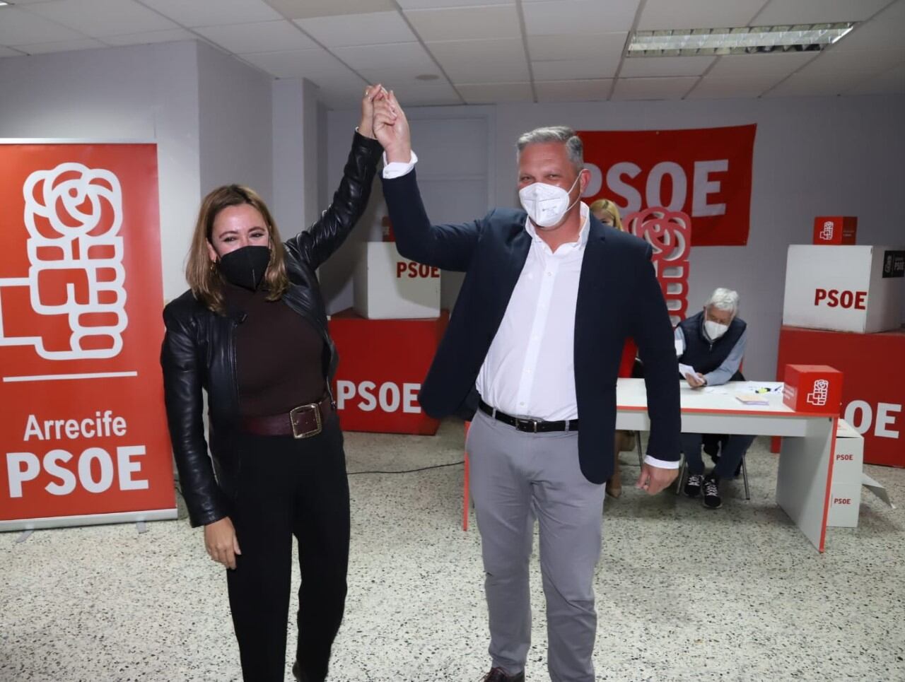 Alfredo Mendoza acompañado de la secretaria general del PSOE en Lanzarote, María Dolores Corujo.