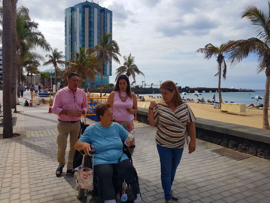 La presidenta de la Asociación Lanzaroteña de Personas con Discapacidad con la alcaldesa, visitando las obras de mejora de la accesibilidad.