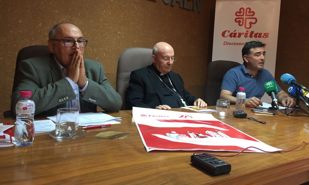 El presidente de Cáritas Jaén, Rafael López-Sidro, (en primer plano), junto al Obispo de Jaén, Amadeo Rodríguez, y otros responsables de la ong.