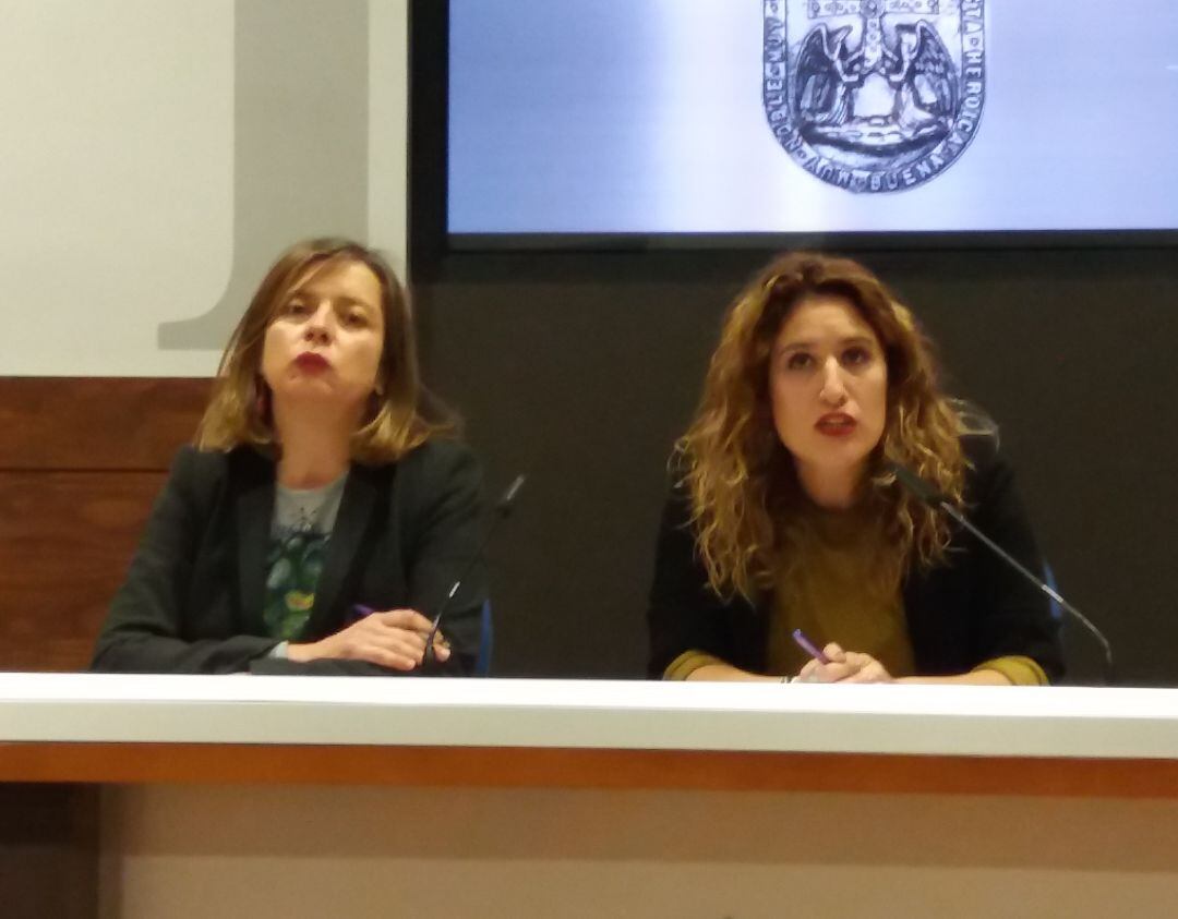 La concejala, acompañada por la portavoz de Somos Oviedo, Ana Taboada, durante la rueda de prensa en la que realizó la denuncia