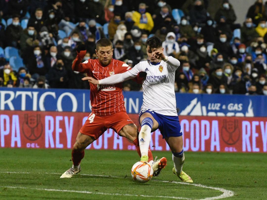 Borja Sainz, el mejor del Real Zaragoza, se marcha del Papu Gómez