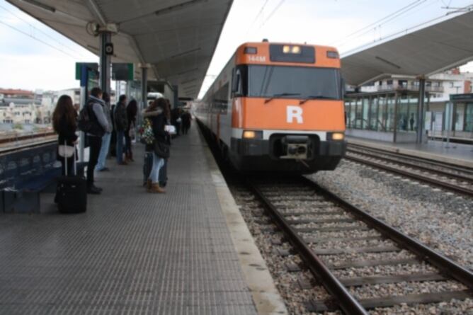 Un tren de Rodalies arribant a l&#039;estació de Girona.