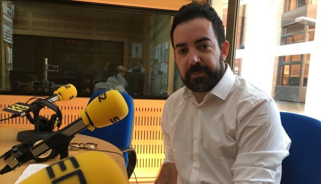 Javier Jiménez en los estudios de Radio Murcia para participar en el programa Hoy por hoy.