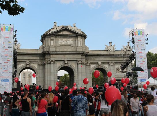 La Puerta de Alcalá, engalanada para la gran cita en Buenos Aires.