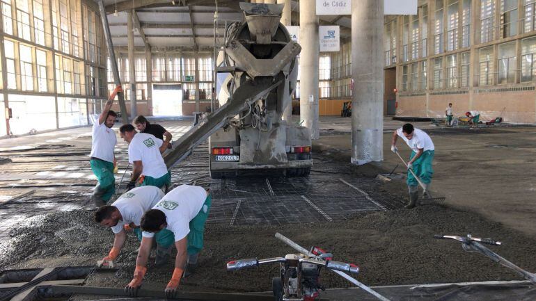 Operarios trabajan en el interior de Ifeca