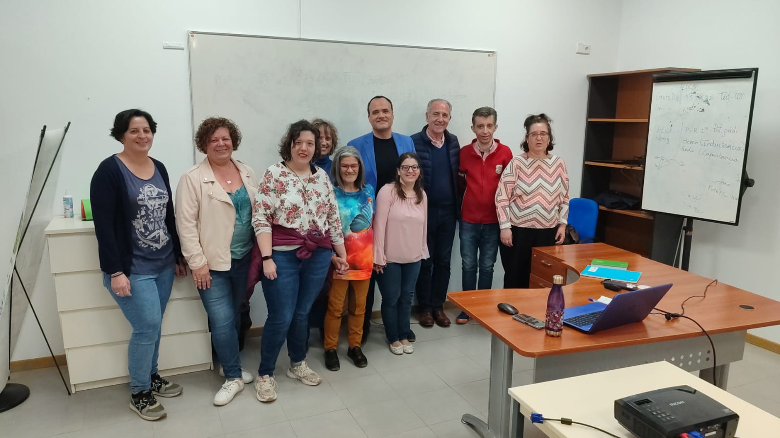 Autoridades, monitores y alumnos del curso que imparte COCEMFE Cuenca en Tarancón