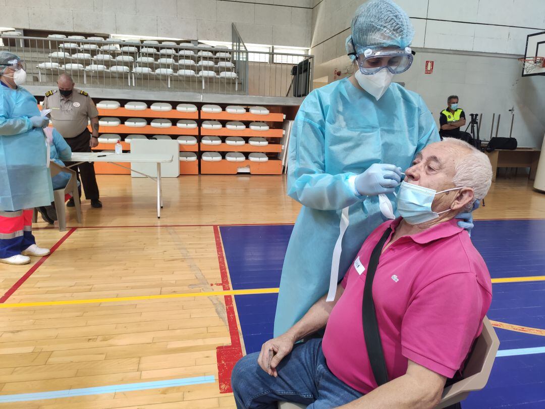 Sanitaria realiza test Covid a un linarense.