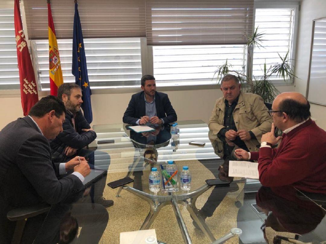 El consejero Luengo (en el centro) junto a representantes del SCRATS