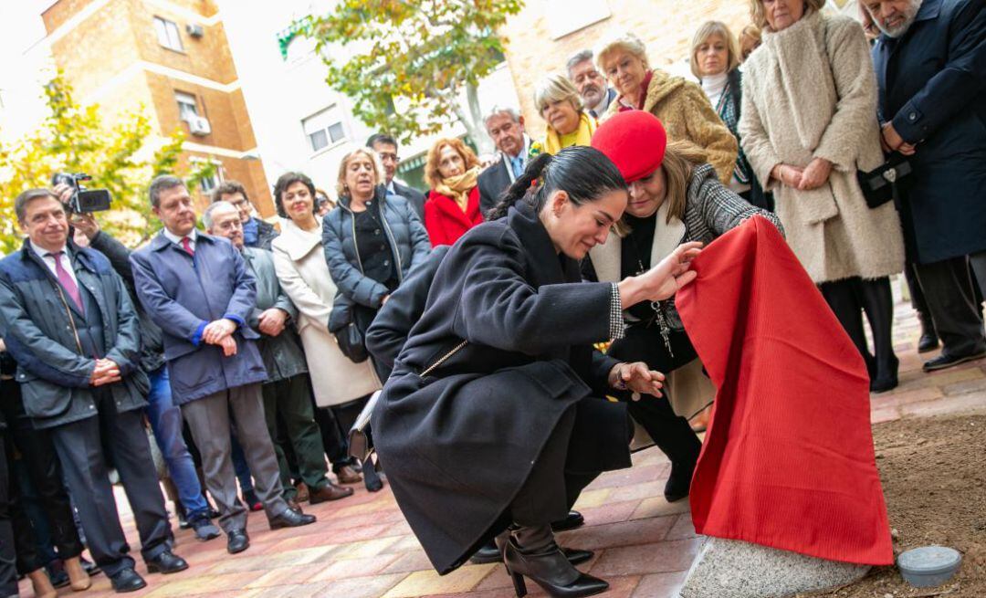 Uno de los momentos más emotivos que se ha vivido en el Parque &quot;Manuel Marín&quot;, en el descubrimiento de la placa conmemorativa por una de sus hijas