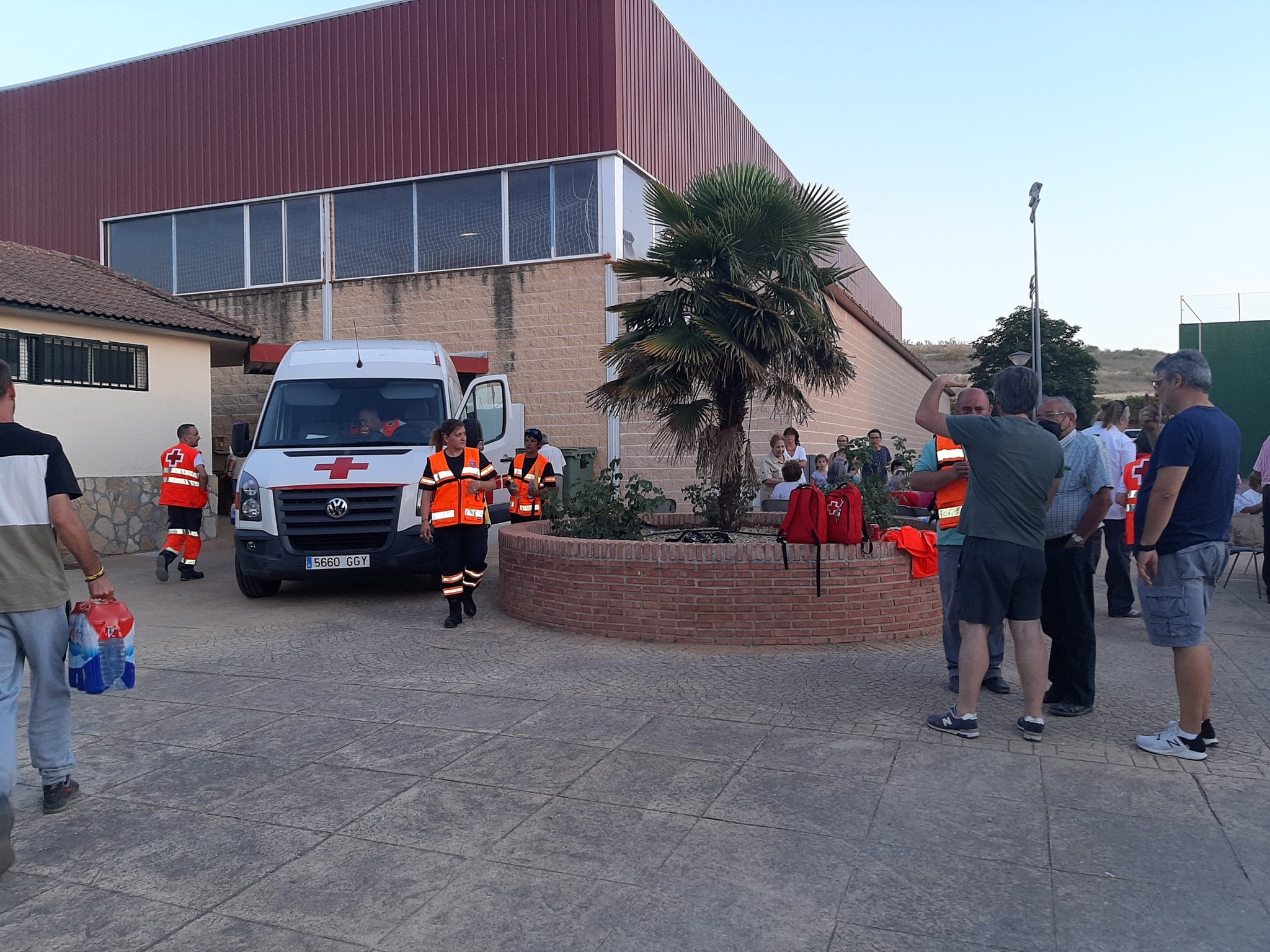 Vecinos evacuados del incendio en el Polideportivo de Uceda